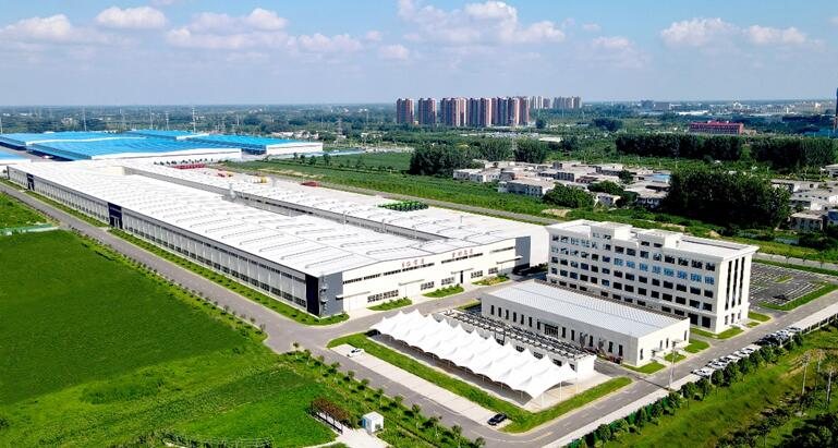 Kawasan industri hijau dengan bangunan pabrik modern dan area terbuka